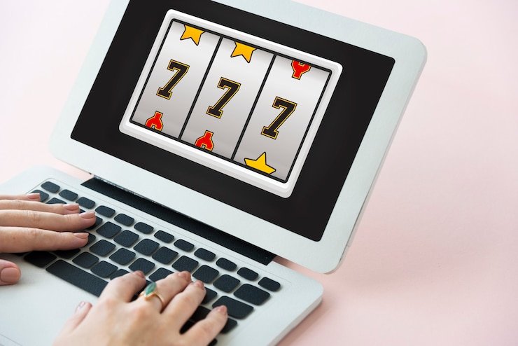Website menampilkan pengumuman jadwal maintenance rutin dari operator platform